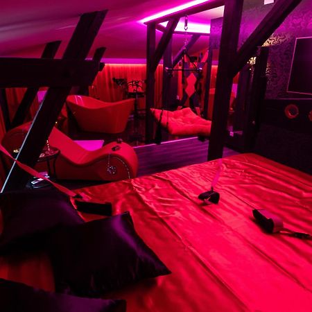 Red Palace Apartament Bdsm بيدغوستيا المظهر الخارجي الصورة