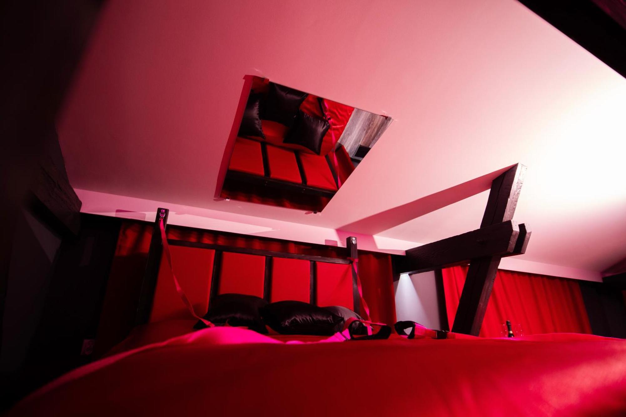 Red Palace Apartament Bdsm بيدغوستيا المظهر الخارجي الصورة